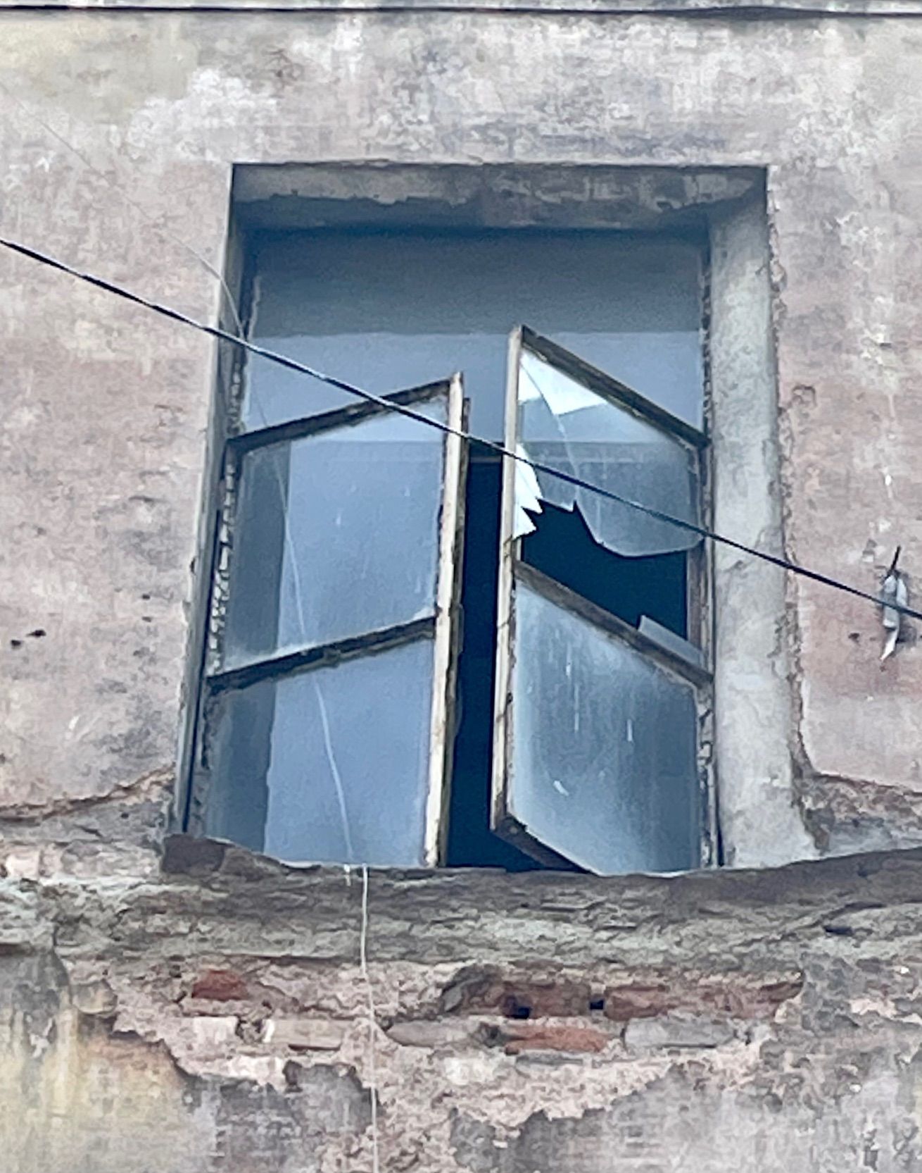 Broken window in Balat