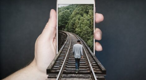 Why Devices Are Essential for Big City Travel: Maps, Safety, Payments & Convenience